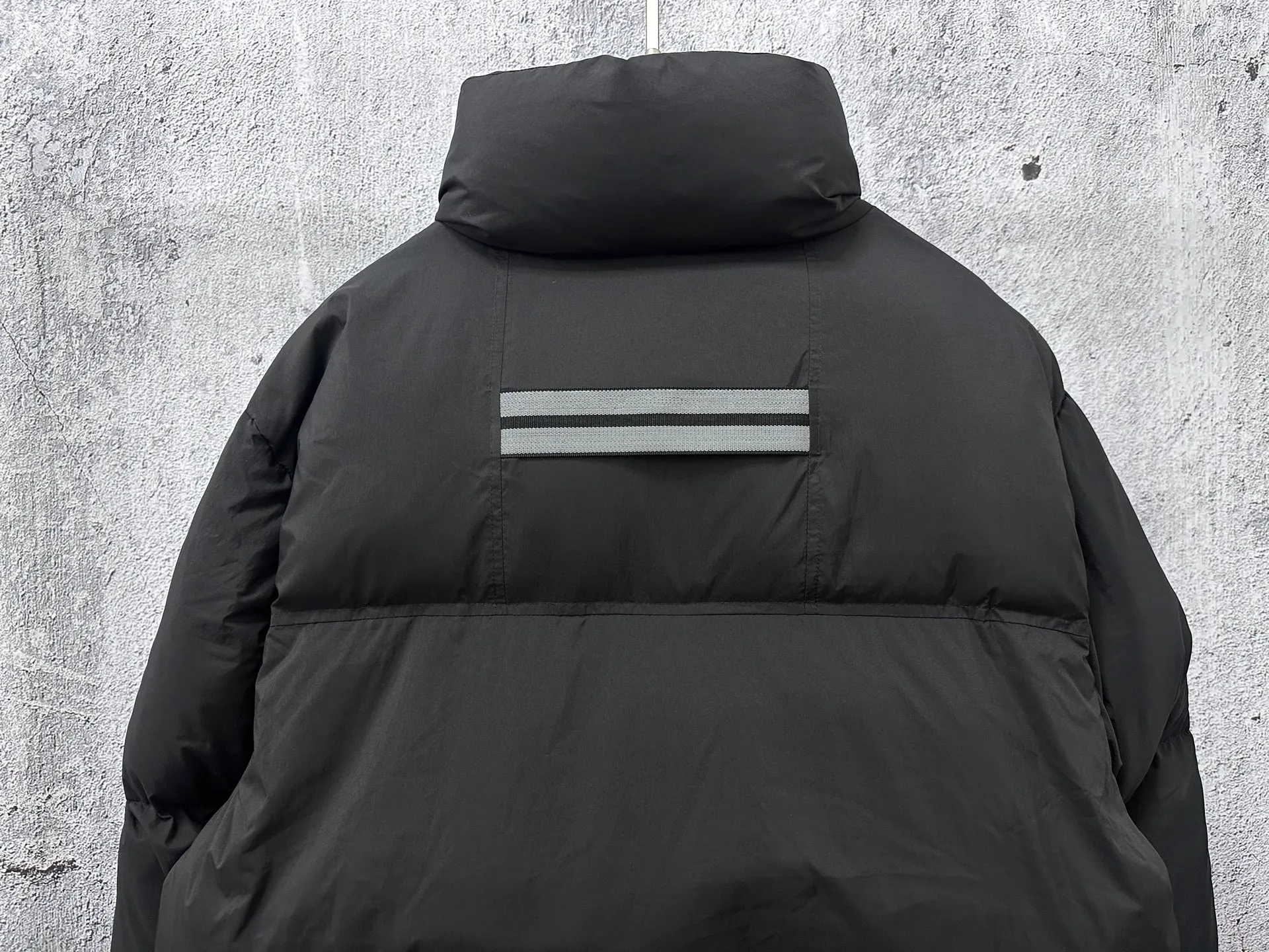 P840 【Canada gooes】Large Goose Sleeve Stand Collar Down Jacket Lawrence down jacket provides basic protection for daily adventures. Delicately soft fabric, this is a water-repellent fabric that is soft to the touch yet durable. Filled with extremely fluffy white duck down. This piece has a quilted body and structured down. Padded collar and reflective double-stripe grip tape. Extended hem and tucked-in inner rib-knit cuffs. Size: XS-2XL